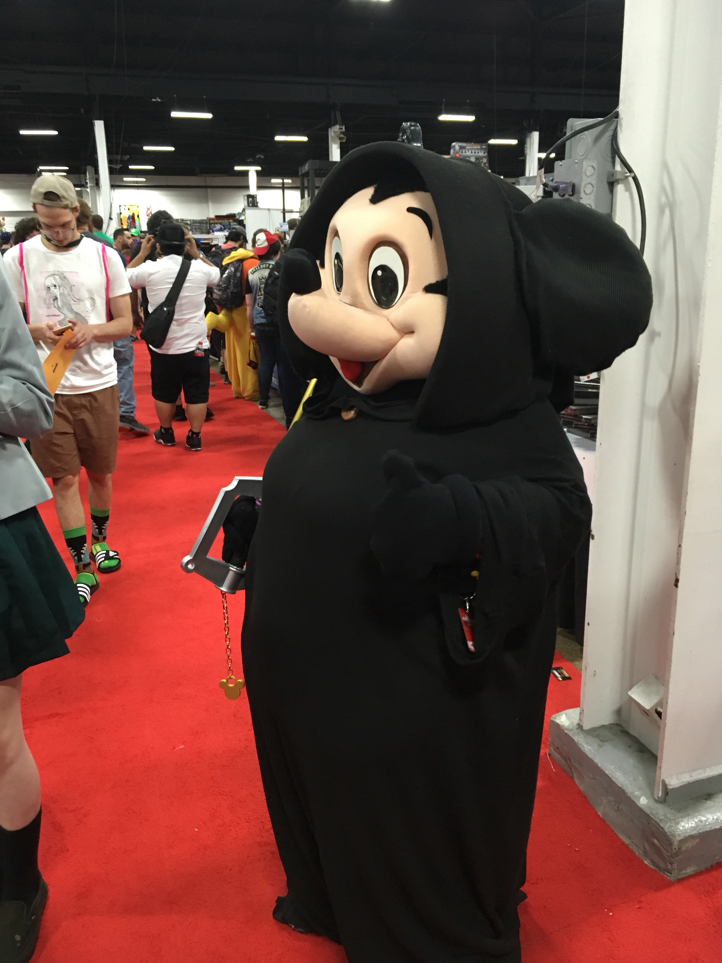 Kingdom Hearts Mickey Mouse cosplay too many games