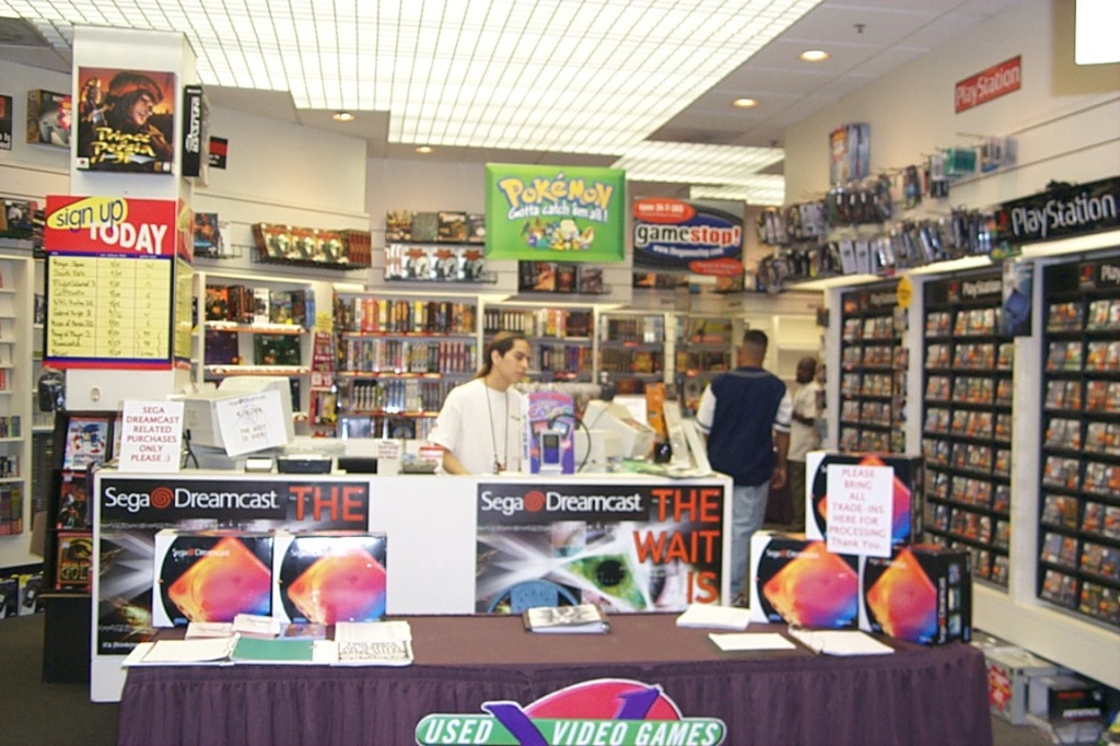 chomp_bites_one_off_the_splintering_sega_dreamcast_dreamcast_launch_day_9_9_99